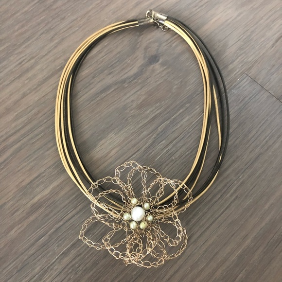 Pearls flower choker necklace leather gold cute unique classy pearl casual - Picture 3 of 4